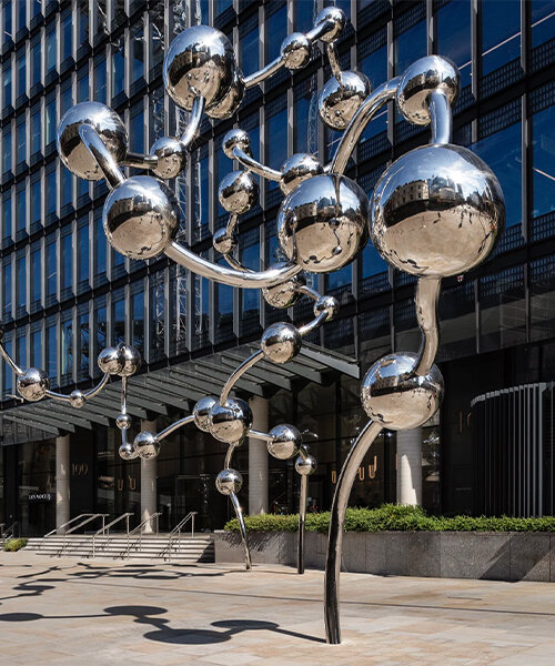 yayoi kusama's infinite accumulation sculpture lands in london as soaring silver spheres